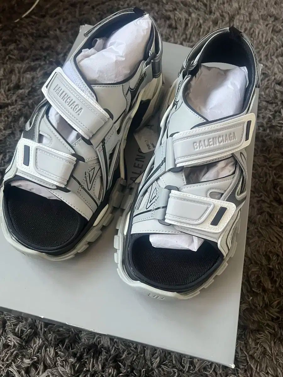 BALENCIAGA トラックサンダル　41 BALENCIAGA(バレンシアガ) トラック サンダル グレー 41 - メルカリ