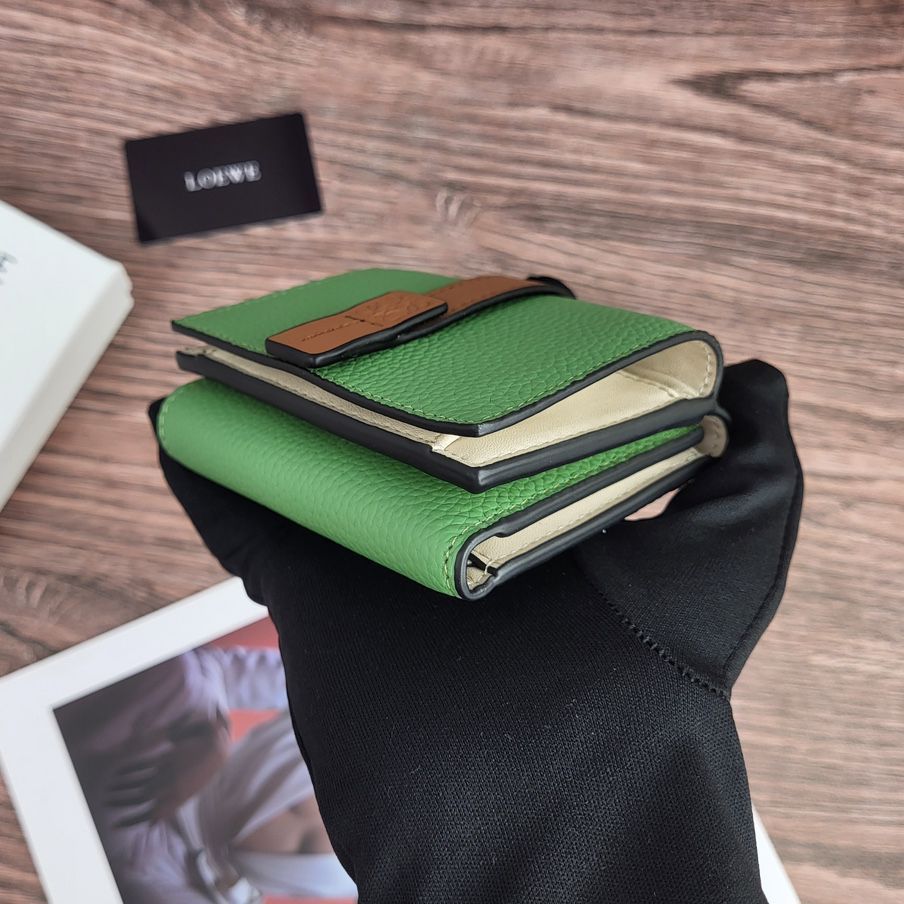 新品未使用】ロエベ（Loewe）三つ折り財布 牛革 グリーン ブラウン