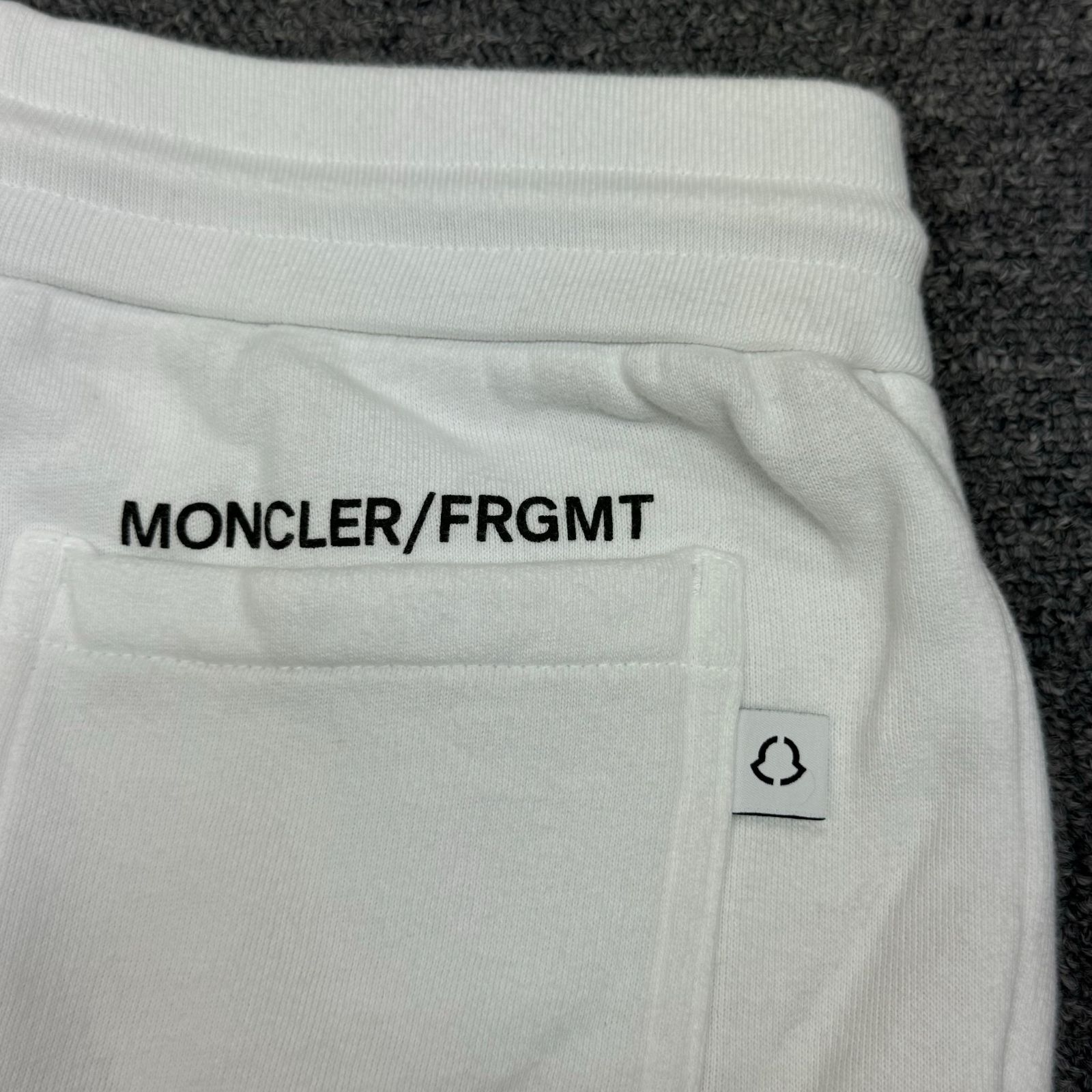 国内正規 MONCLER × FRAGMENT Hiroshi Fujiwara JERSEY SHORT PANTS ジャージショーツ ハーフパンツ モンクレール フラグメント コラボ I209U8H00003 ホワイト S 75671A6