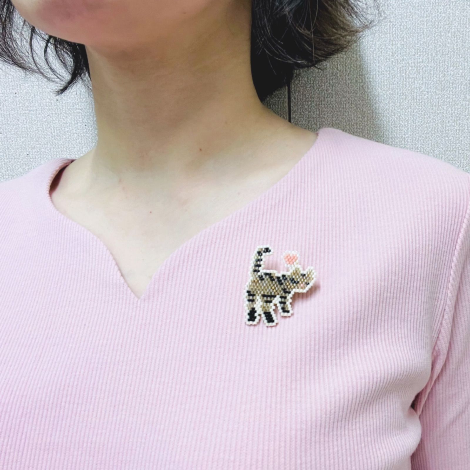 「ついてきて♪」振り返るねこのブローチ・キジトラ