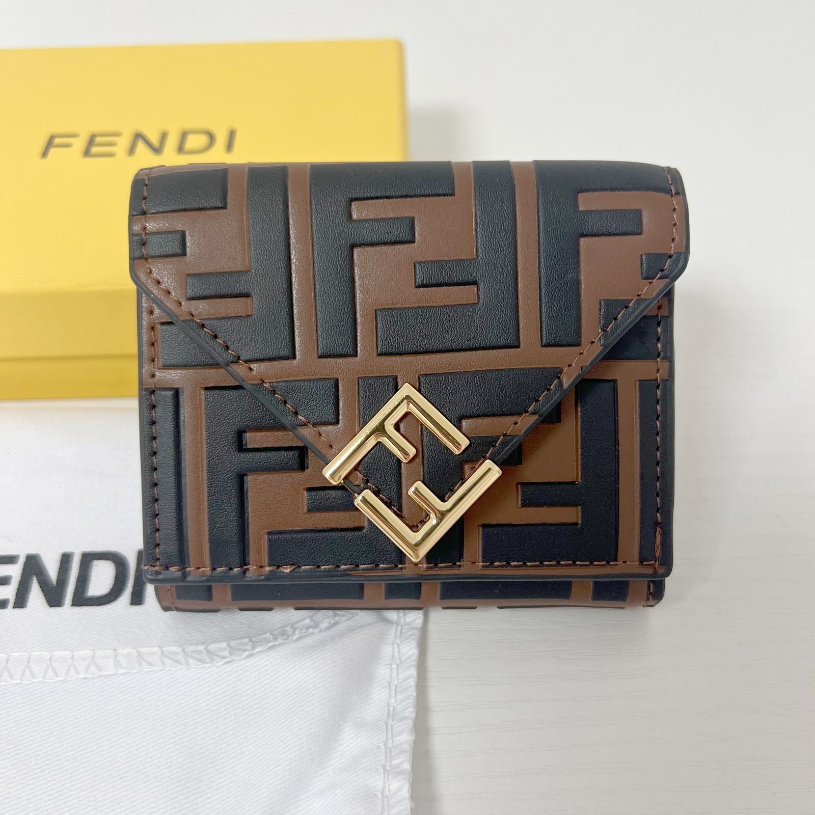 【売れ筋】 極美品✨フェンディ Fendi FF ミディアム 三つ折り 財布 小物