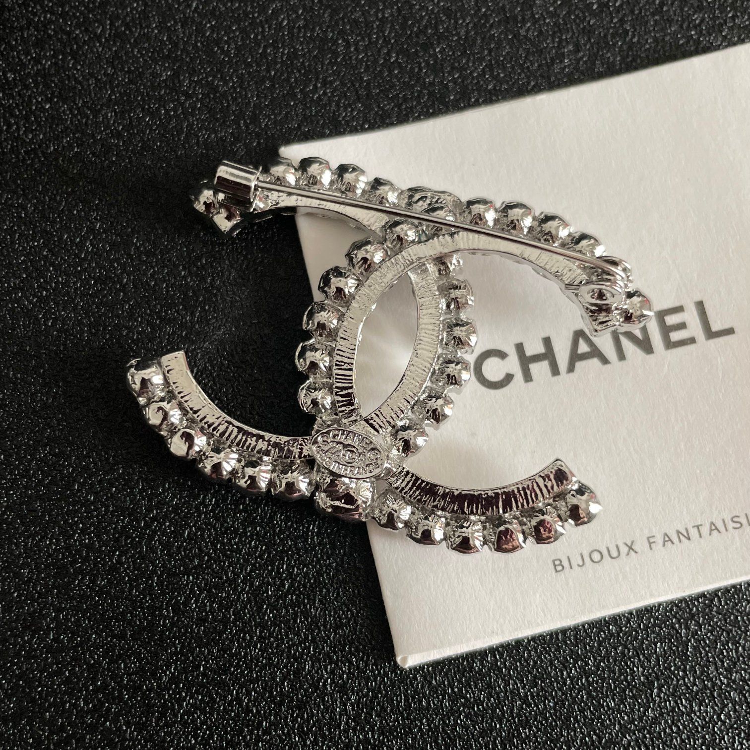 胸元にシャネルの気品を♪【CHANEL】 エンブレム ラペルピン 今日特価】CHANEL シャネル 専門店新商品と同時期に発売 胸ピン