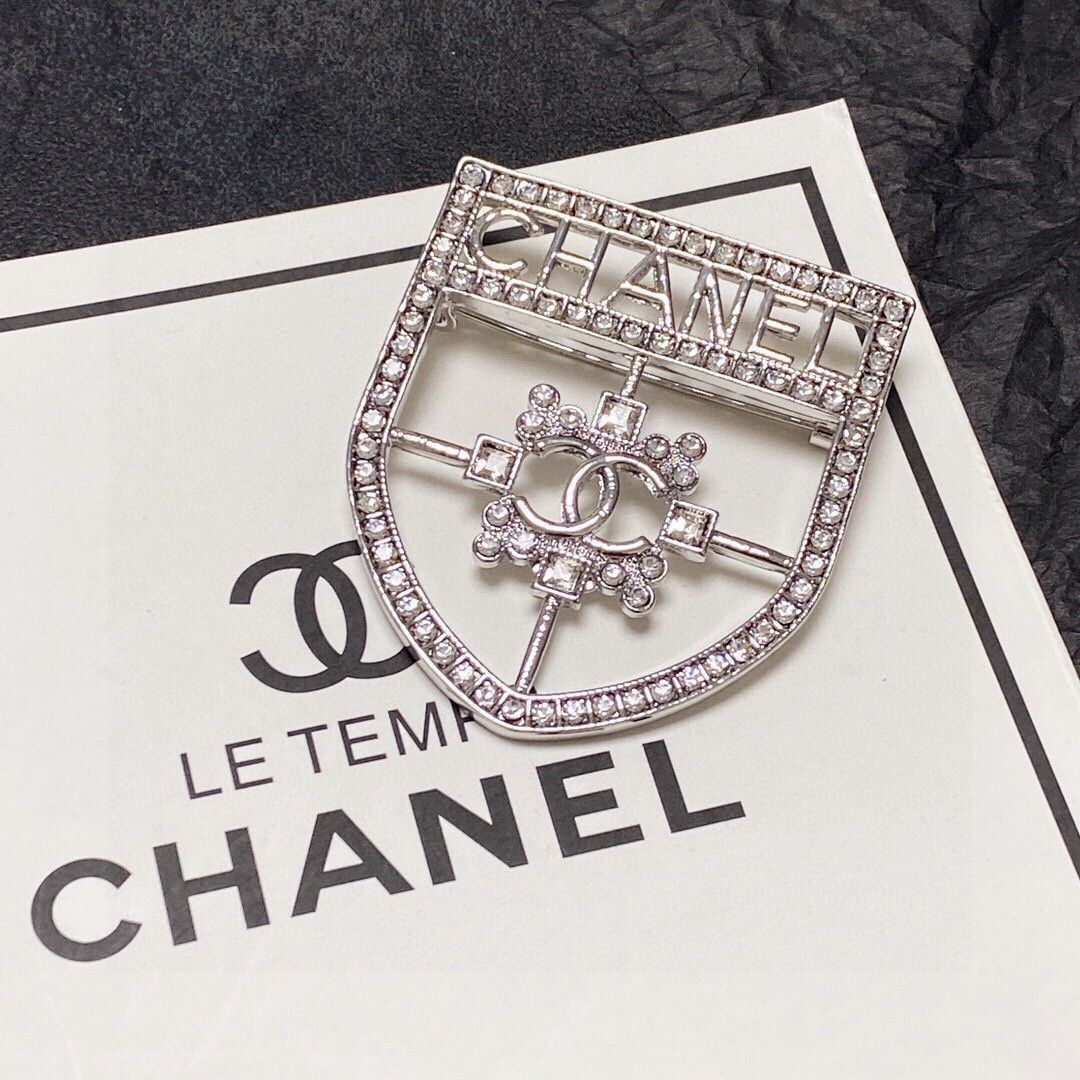 【甘辛デザインで胸元輝く♪】CHANEL ブローチ CHANEL シャネル ブローチ メタル、ストラス&コスチュームパール