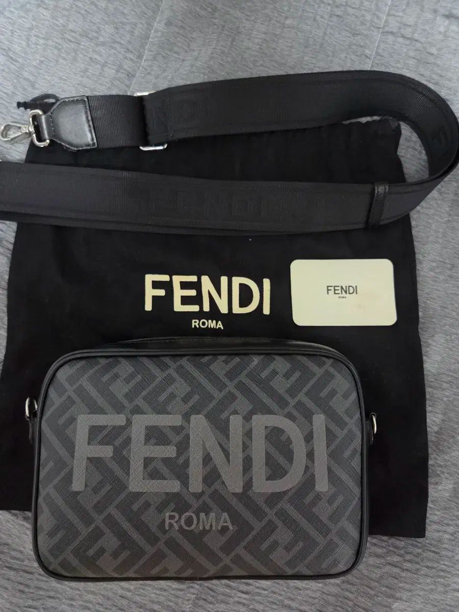 FENDI フェンディ カメラ メッセンジャーバッグ クロスボディバッグ