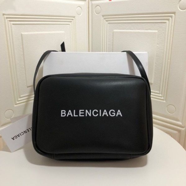 新品未使用】Balenciaga バレンシアガ エブリデイ カメラバッグ  
