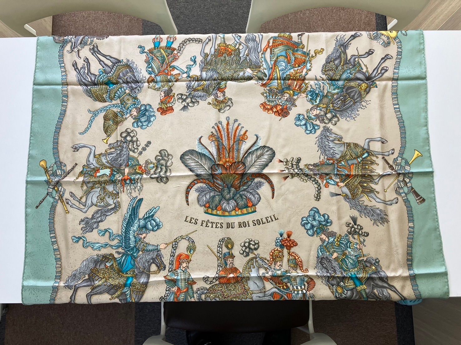 HERMESエルメス スカーフ カレ 太陽王の祝典 地模様 シルク 大判 ファッション小物 現状品
