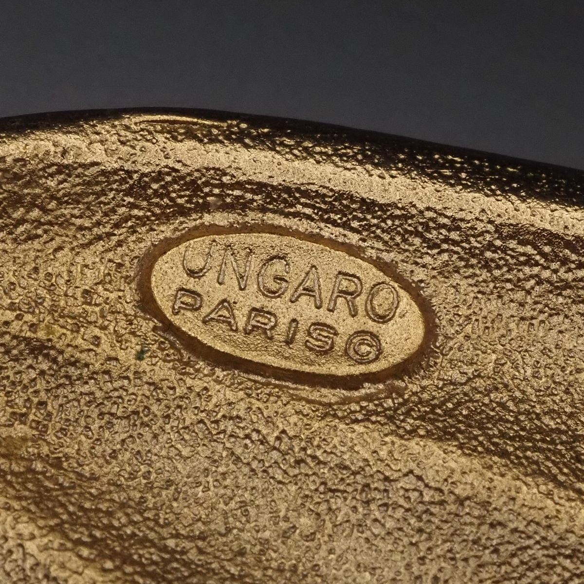 F048 UNGARO PARIS ウンガロ ブローチ 大ぶり ブラック ゴールド デザイン SIROKUMA-CORPORATION_COM