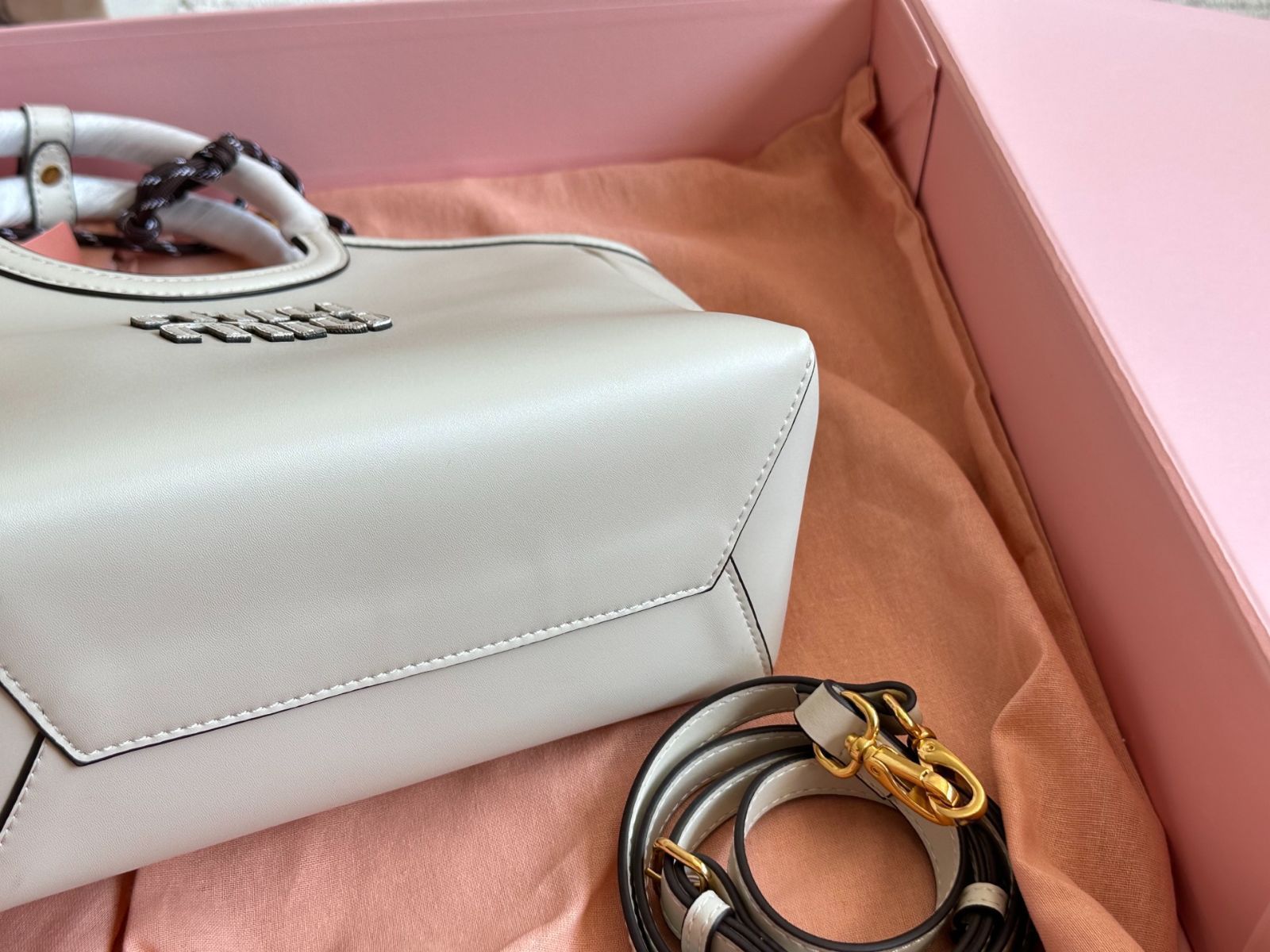 MIU MIU バーガンディ レザートートバッグ MIU MIU 限定モデル レザートートバッグ - コンパクトサイズ (22