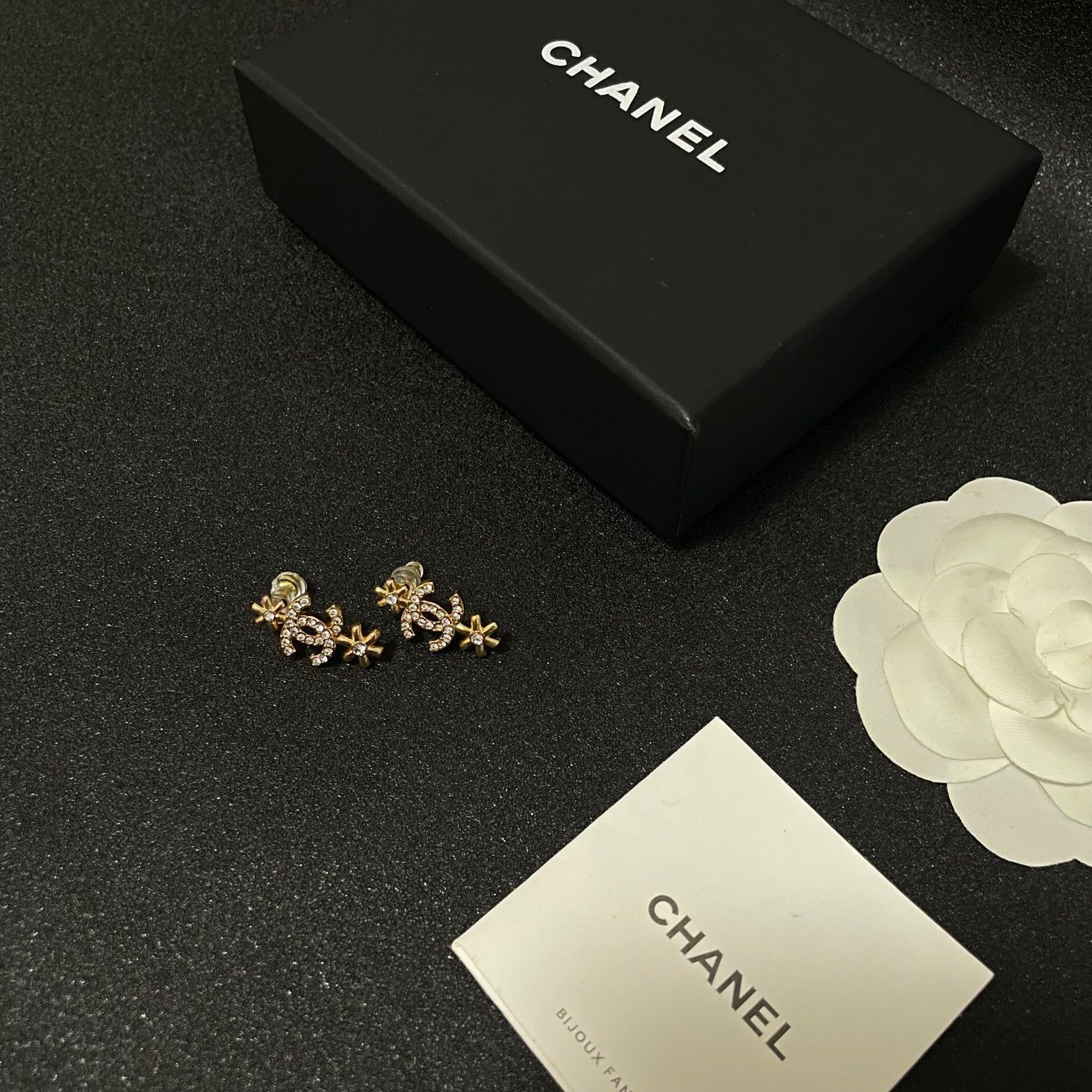 エレガント【CHANEL】ビンテージ感際立つ CCロゴピアス エレガント【CHANEL】ビンテージ感際立つ CCロゴピアス