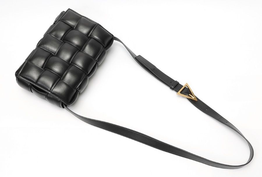 ボッテガヴェネタ BOTTEGA VENETA パデットカセット ショルダーバッグ 591970 マキシ イントレチャートレザー ブラック 商品番号 S-159276