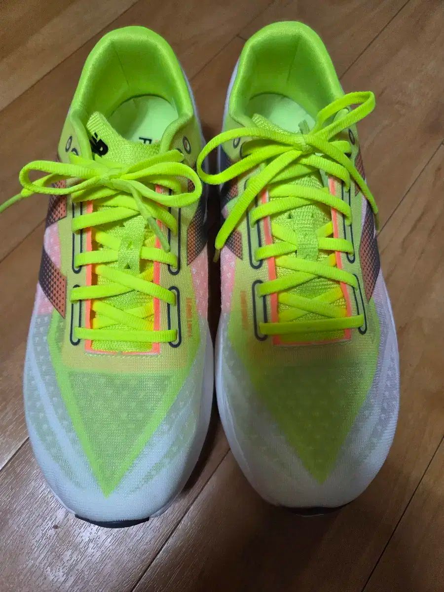 ニュー ンス フューエルセル レベル V 4 ランニングシューズ 実物画像あり 実際サイズ 265 mm ほぼ