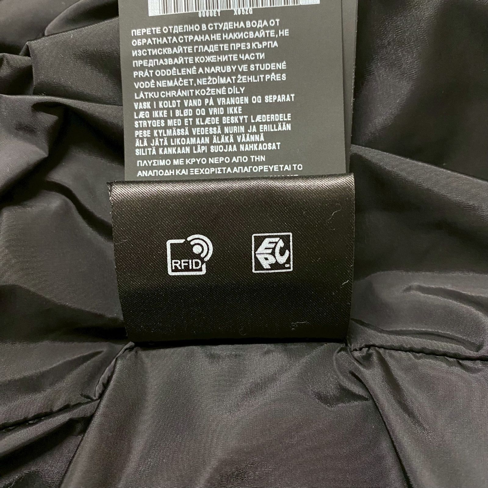 PRADA プラダ トライアングル ロゴ プレート 黒 ブラック ナイロンジャケット ブルゾン 長袖 トップス アウター メンズ レディース KANDAIZUMI_COM