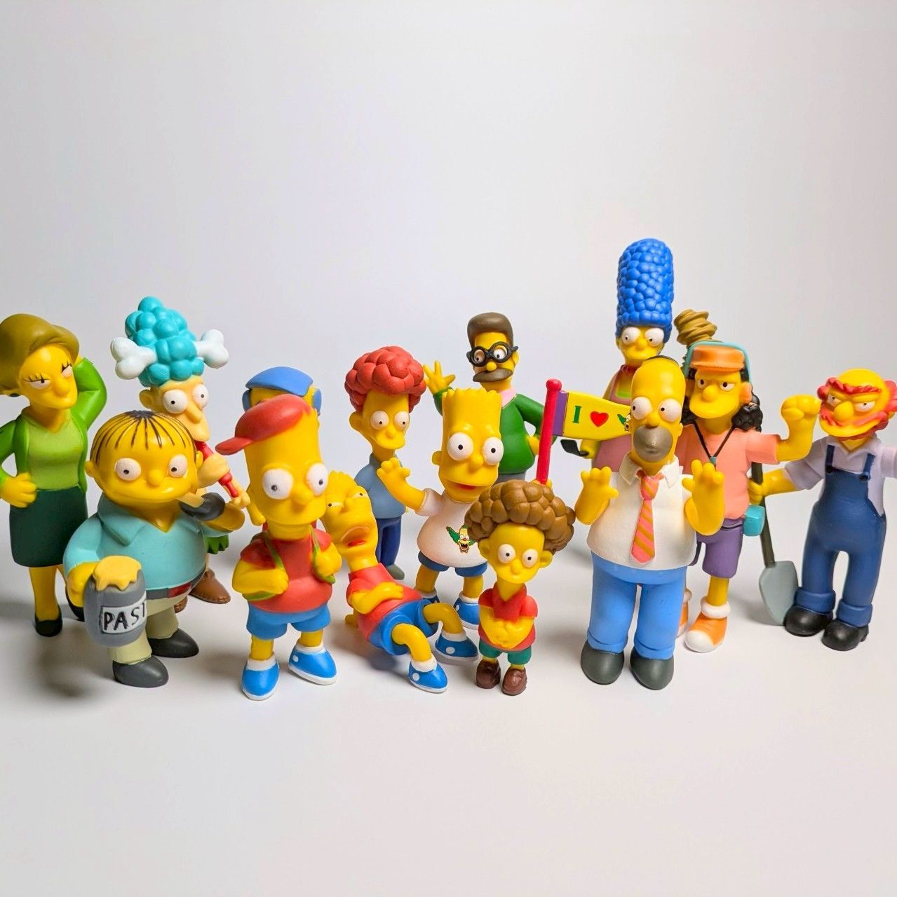 The Simpsons ミルハウス フィギュア Amazon.com: The Simpsons 5