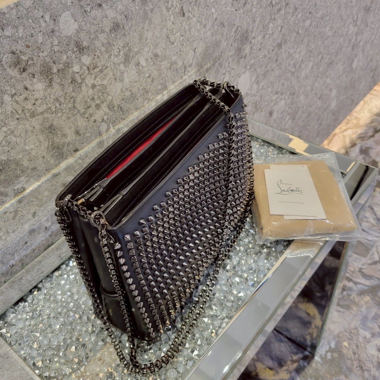 クリスチャンルブタン　チェーン　トリルビ　ショルダーバッグ　スパイクスタッズ クリスチャンルブタン スパイクスタッズ レザーxスタッズ チェーン