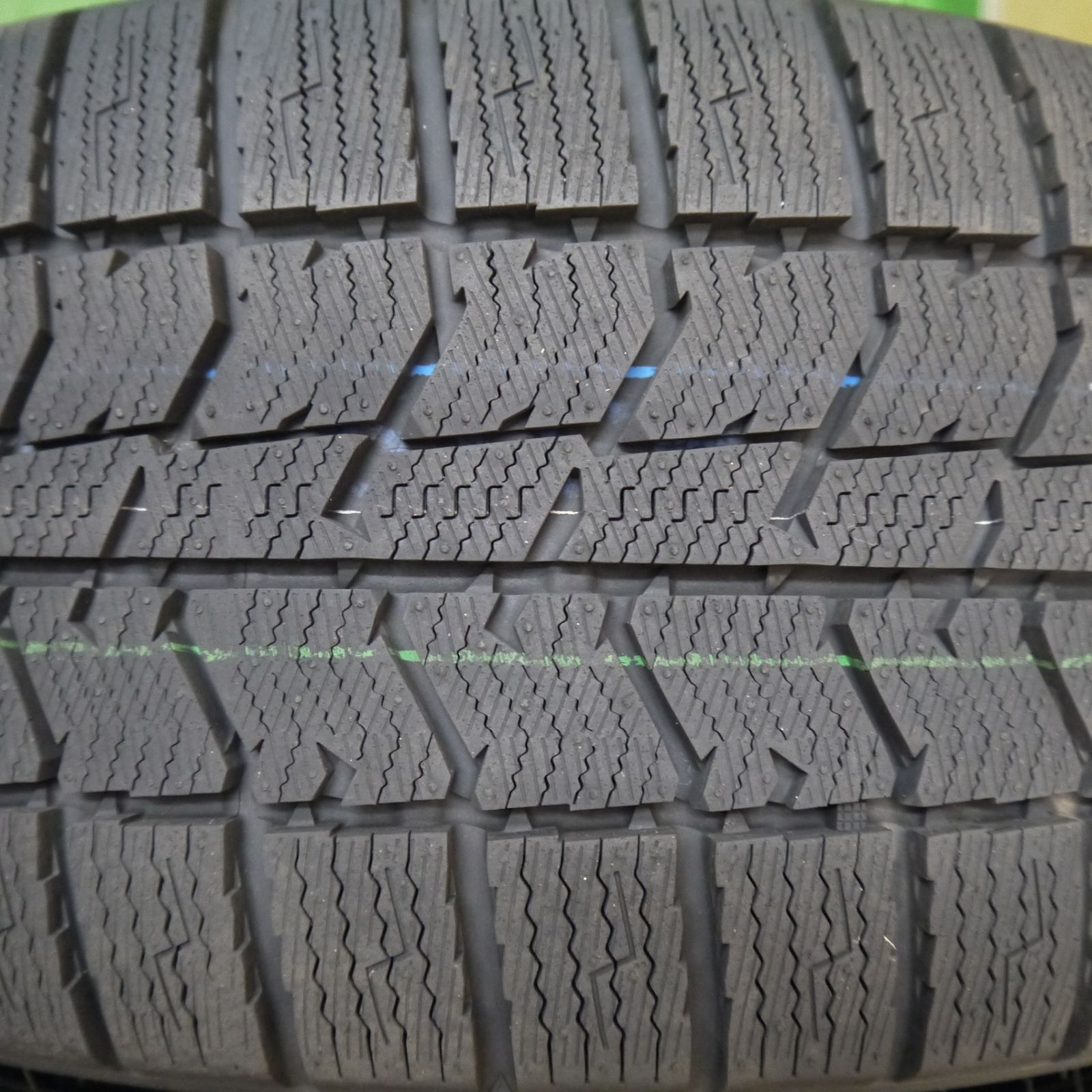 ほぼ未使用近いスタッドレスタイヤ。AZ SPORTS 17インチ×7J+48 ほぼ未使用近いスタッドレスタイヤ。AZ SPORTS 17インチ×7J+48