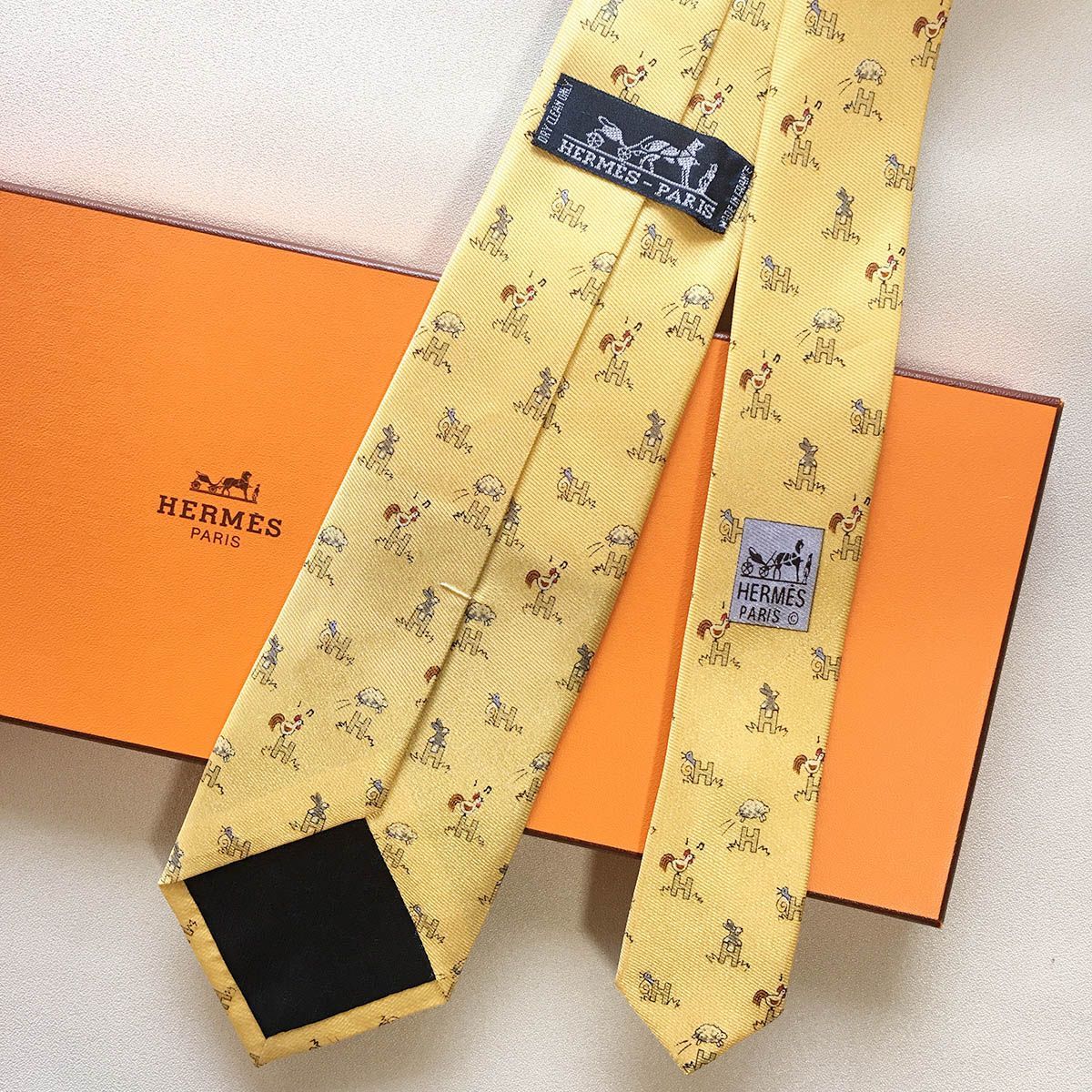 HERMES／エルメス／シルクタイ／ウサギモチーフ／オレンジ／フランス製 HERMES／エルメス／シルクタイ／ウサギモチーフ／オレンジ