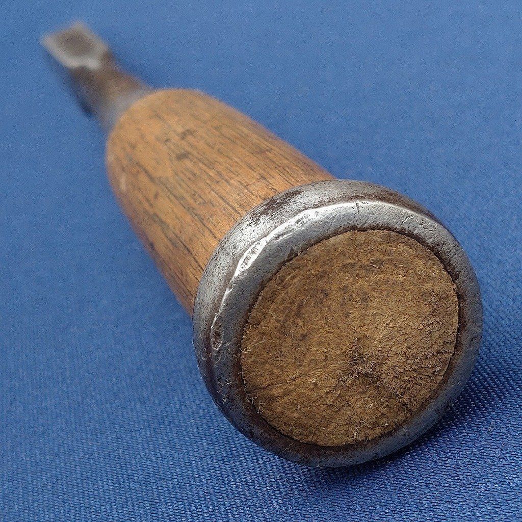 集中的な 叩き鑿 金虎 刃幅約15㎜ 全長約250㎜ のみ ノミ 大工道具 工具 2770