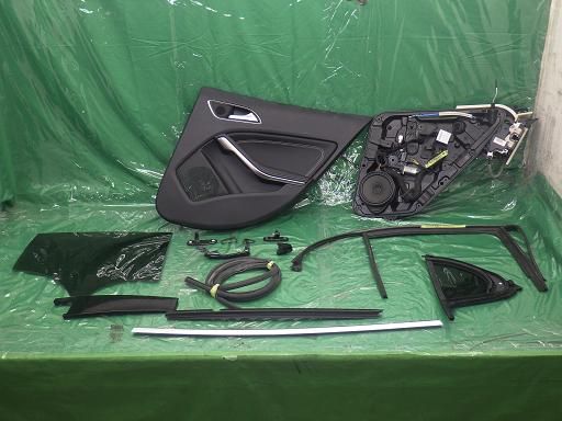 【中古】ベンツ GLA220 純正 右後ろ ドア部分内側