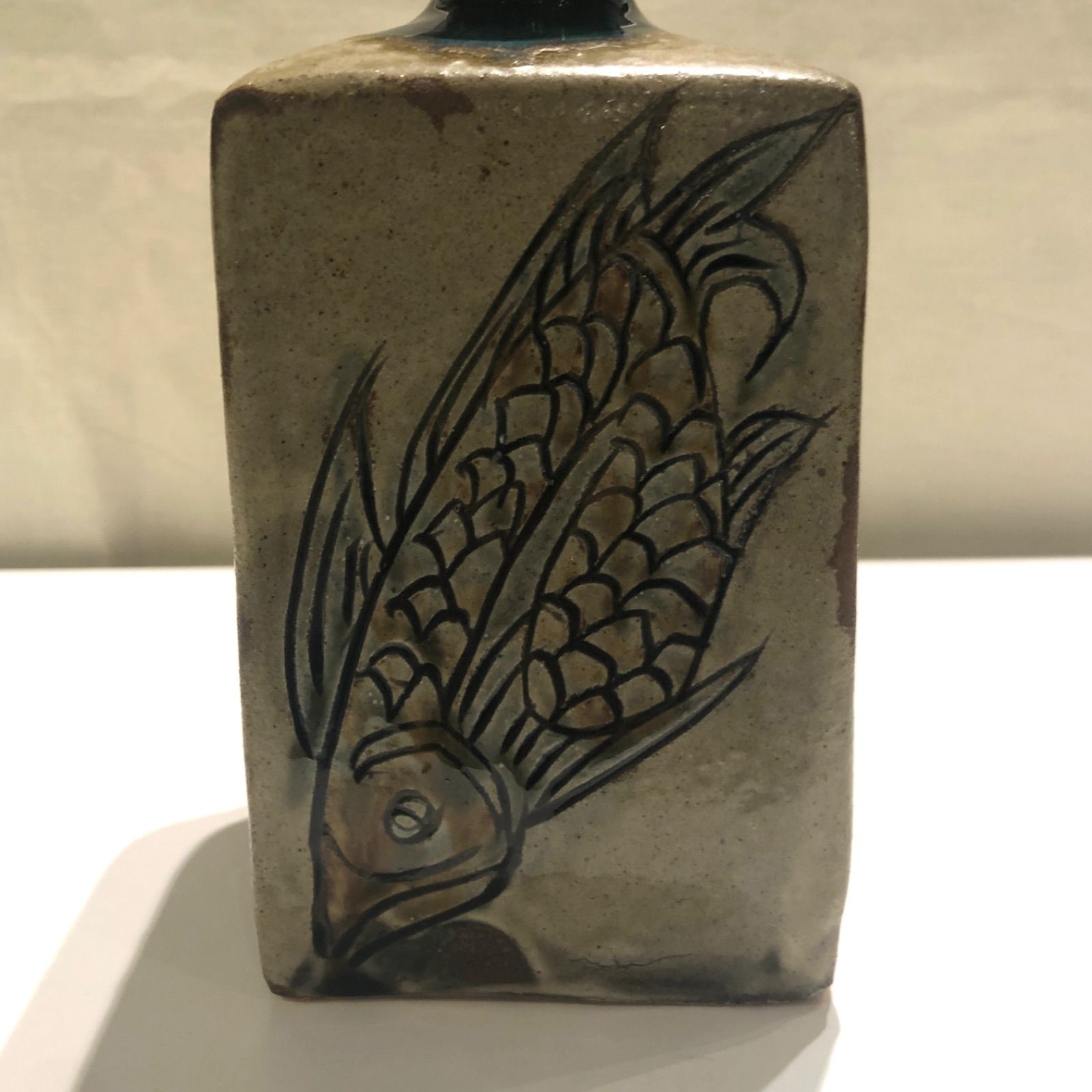 やちむん 金城次郎 魚紋角瓶 - メルカリ