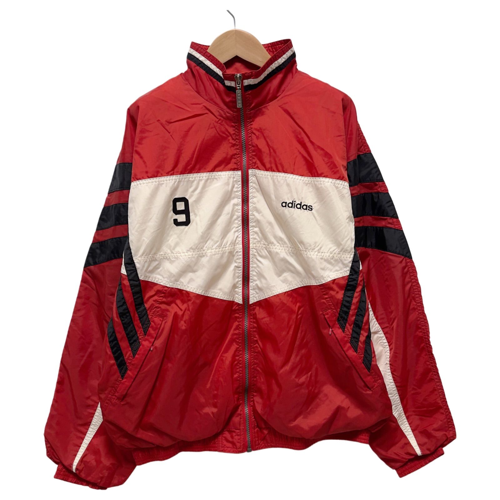 美品 90s adidas アディダス ナイロンジャケット L相当(表記M) 短丈 万国旗タグ  ボックスシルエット 裏側コットン風素材 刺繍 ロゴ プリント レッド ブラック ホワイト 古着 L403