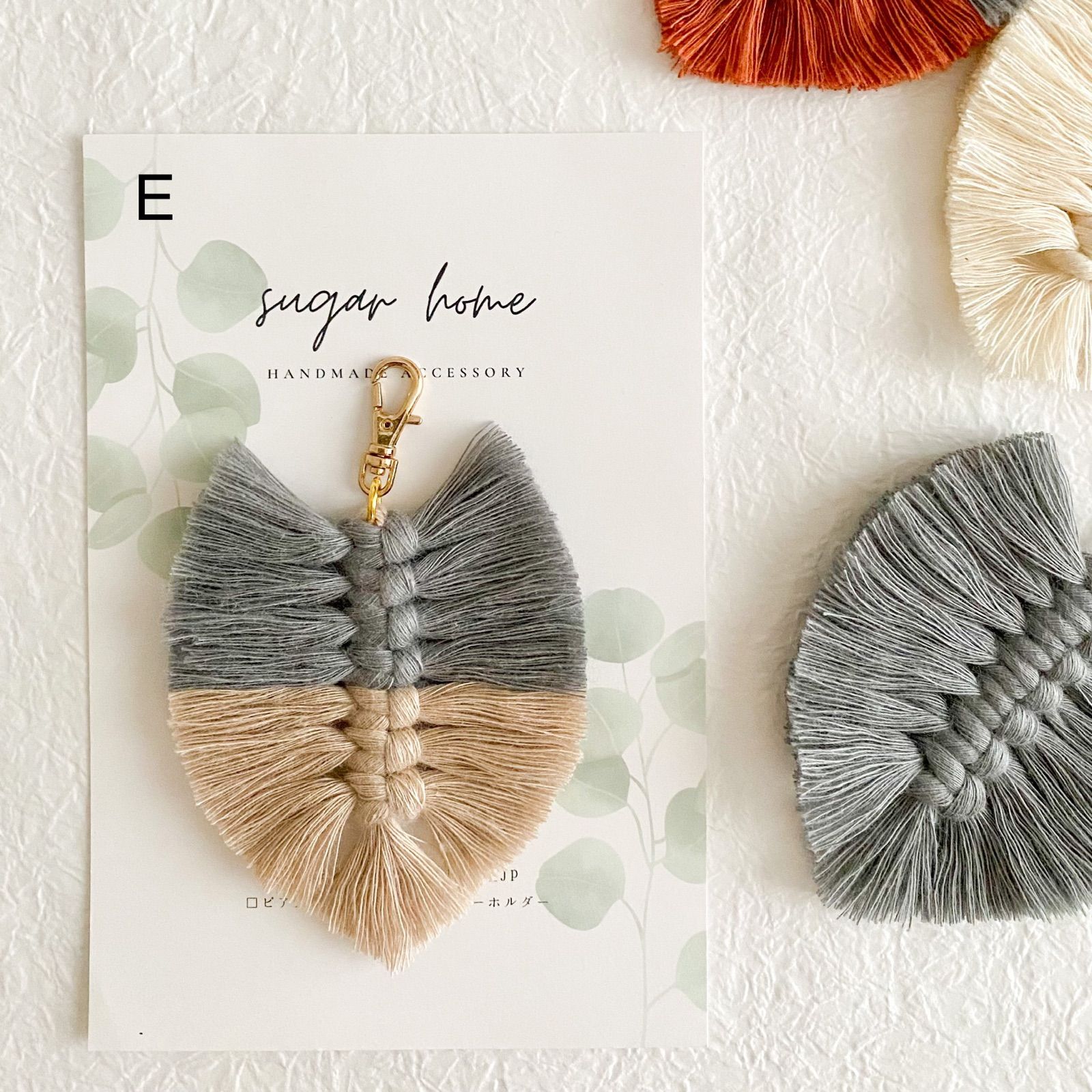 マクラメ編みのフェザーキーホルダー ＊ バッグチャーム - メルカリ