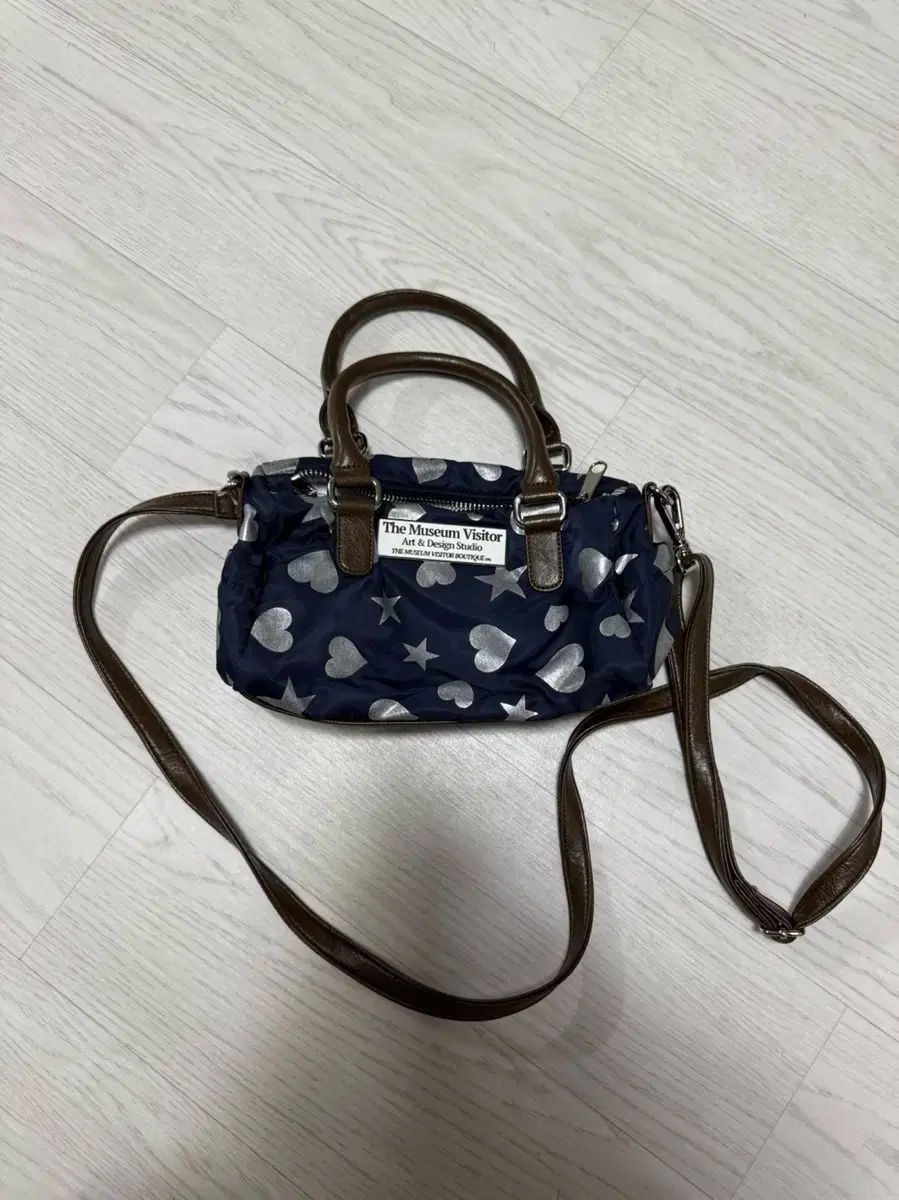 THE MUSEUM VISITOR ミュージアム クロスバック