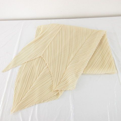 イッセイミヤケ　ストール　べージュ PLEATS PLEASE ISSEY MIYAKE（ストール/パシュミナ ・ ベージュ