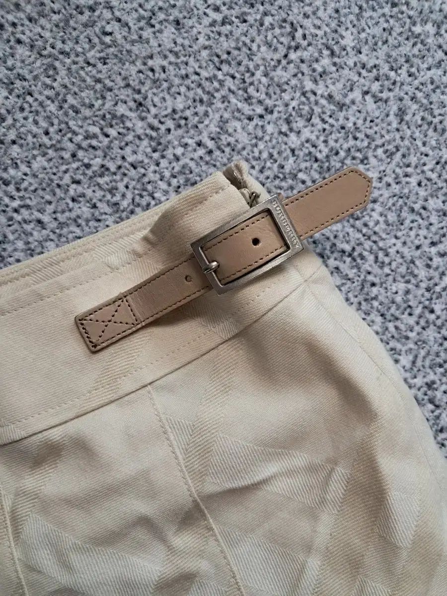 BURBERRY バーバリー スカート ベルト ディテール