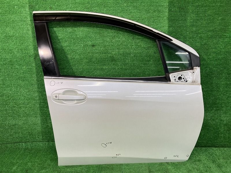 ヴィッツ NSP135 右フロントドア ジュエラ 4WD アサヒ M2H3U 67001  