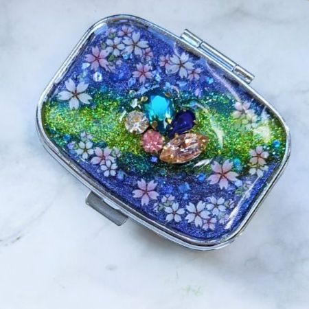 夜桜のピルケース ハンドメイド レジン 小物入れ 桜 ビジュー 宇宙