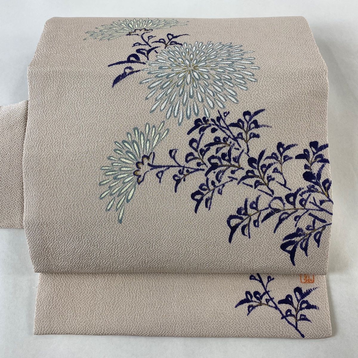 名古屋帯 逸品 人間国宝 森口華弘 落款 菊 竹 金彩 縮緬 薄小豆 名古屋帯 逸品 人間国宝 森口華弘 落款 菊 竹 金彩 縮緬 薄小豆