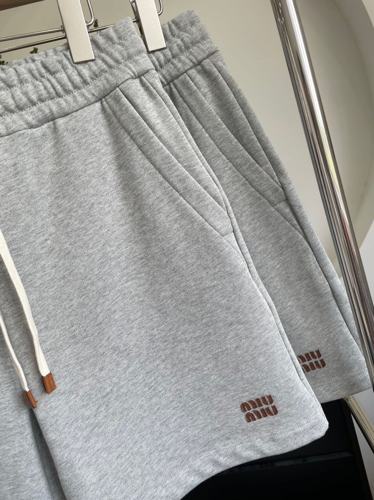 グレーショートパンツ