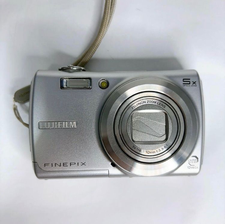 【極美品】FUJIFILM FinePix F100fd シルバー　ストラップ付 極美品】FUJIFILM FinePix F100fd シルバー ストラップ付 FUJIFILM