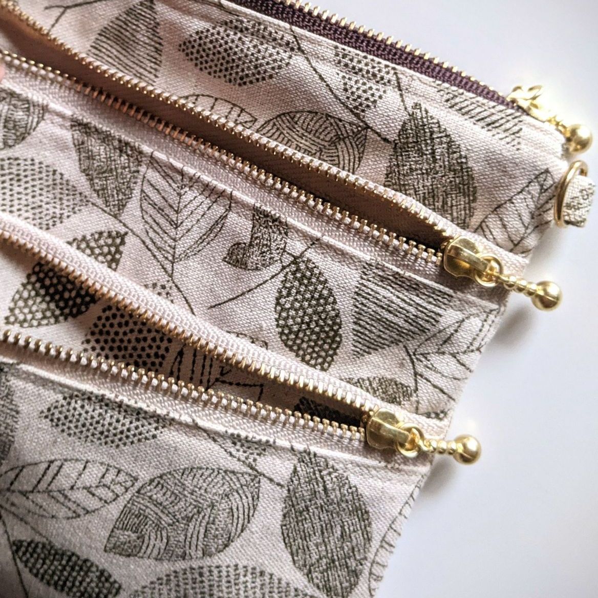  ﾊﾝﾄﾞﾒｲﾄﾞ ﾘｰﾌ柄の3段ﾌｧｽﾅｰﾎﾟｰﾁ その他 ハンドメイド 手芸