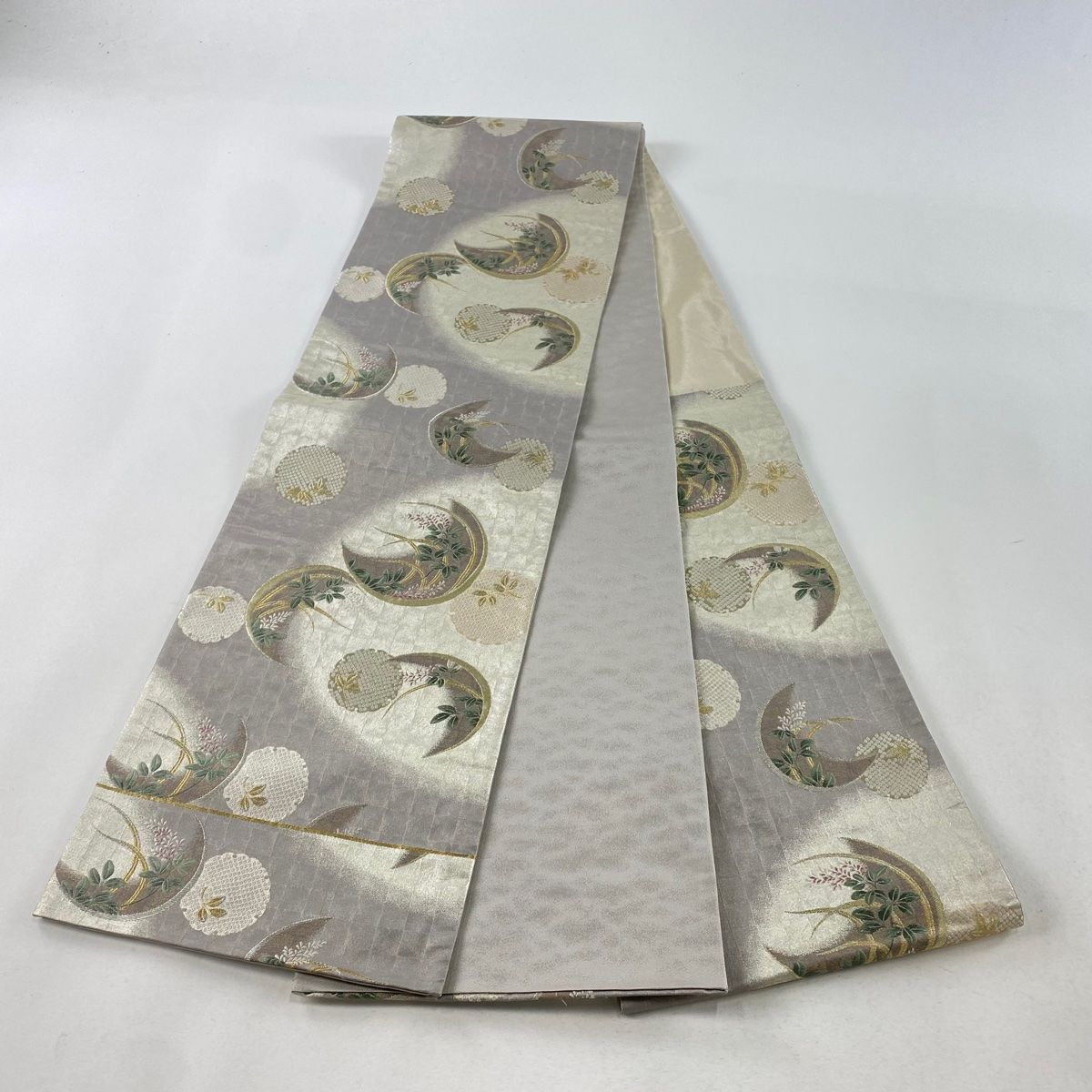 ⑥⑥⑤ 夏帯 雪輪　しば草 六通 袋帯 正絹 金糸 袋帯 美品 秀品 雪輪 草花 金糸 箔 灰色 六通 正絹 【中古