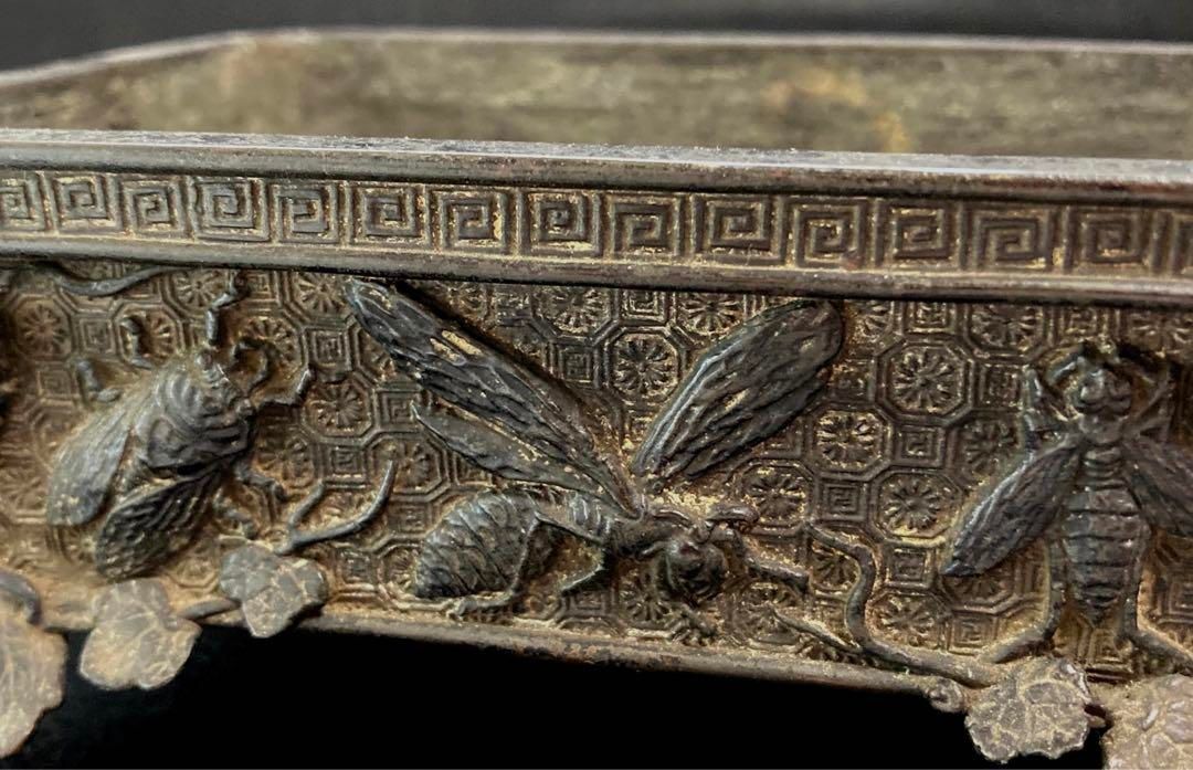 古銅 在銘 蜂と蝉浮彫水盤 1127g 本Y5-0519 トコウサ