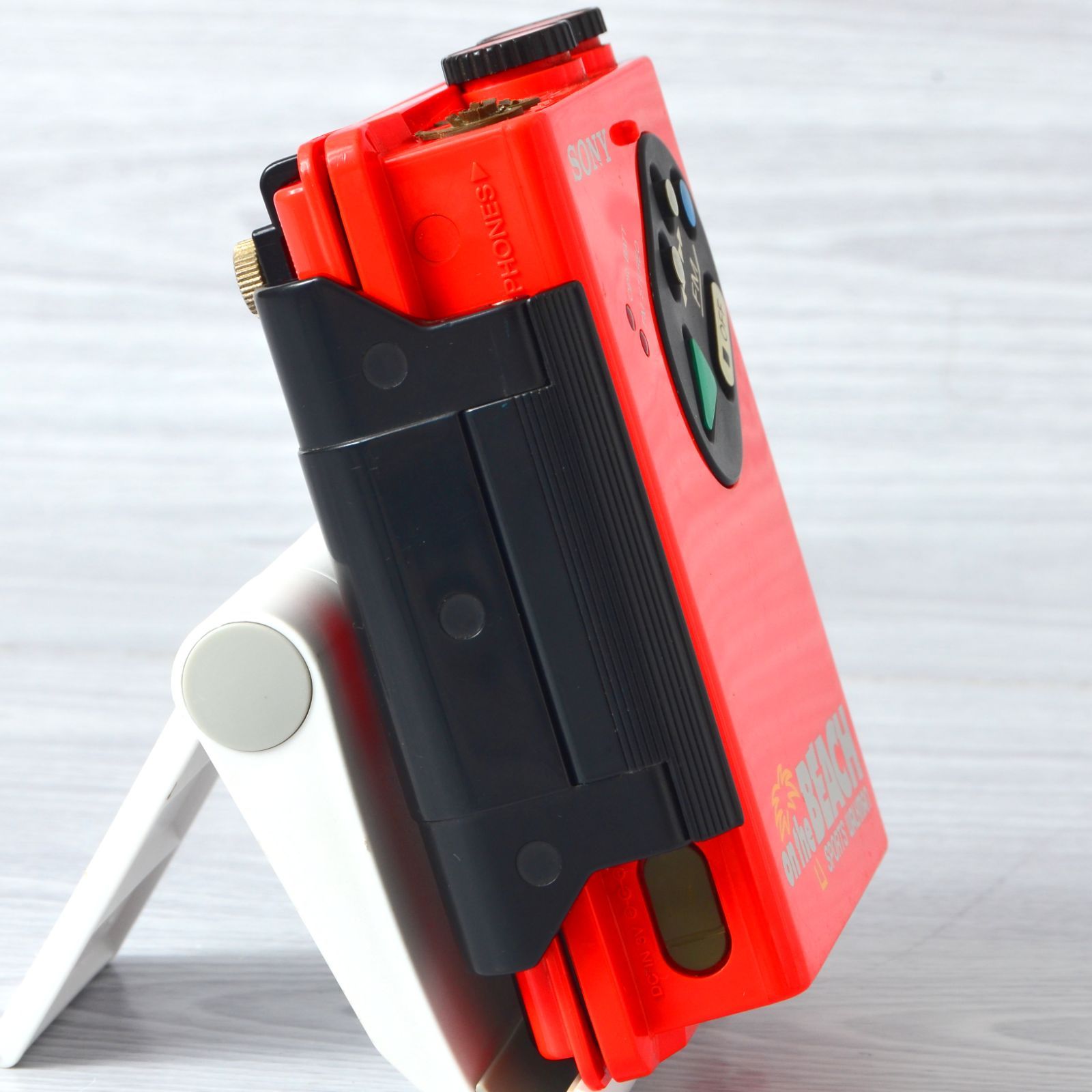SONY WALKMAN WM-F5 スポーツウォークマン レッド 整備済 SONY WALKMAN WM-F5 スポーツウォークマン on the BEACH レッド