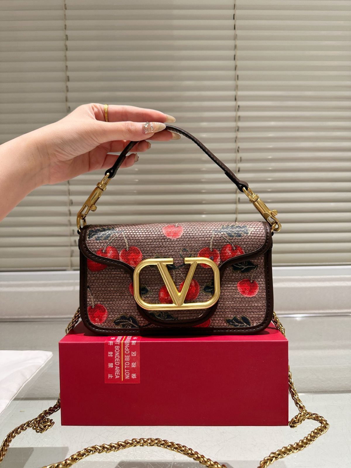 ヴァレンティノ VALENTINO レディース☆LOCO チェーン付きカーフスキン