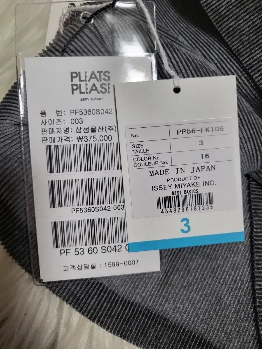 グレー