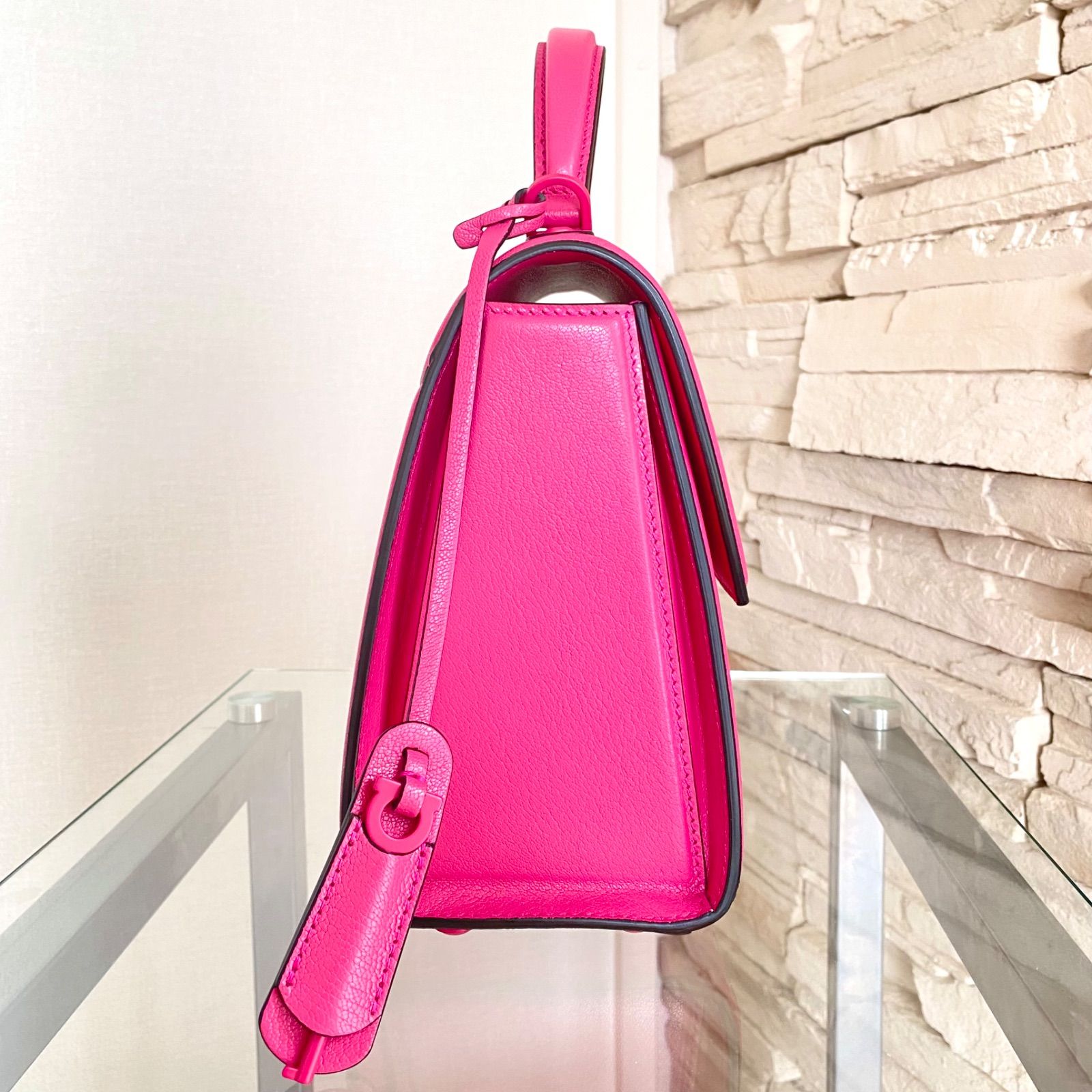 ミ*ー様 フェラガモ バッグ 新品・未使用】フェラガモ Boxyz ミディアム ショルダーバッグ