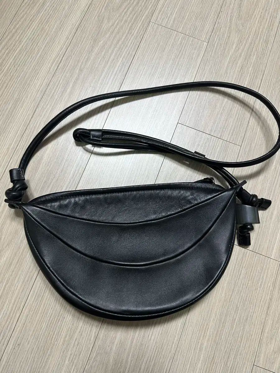 【美品】archivepke アーカイブエプケ　fling bag バッグ　韓国 韓国発の人気ブランド「Archivépke（アーカイブエプク）」が