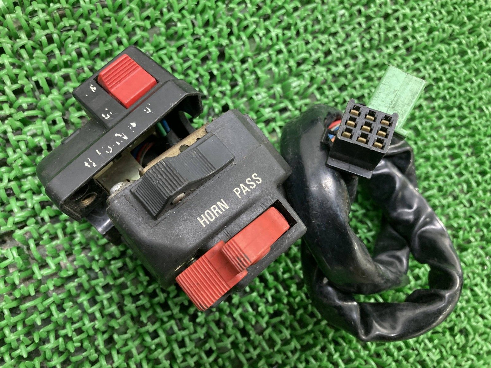 GPZ400F ハンドルスイッチ 左 016 カワサキ 純正 バイク 部品 ZX400A 当時物 スイッチボックス 割れ欠け無し 品薄 Vu