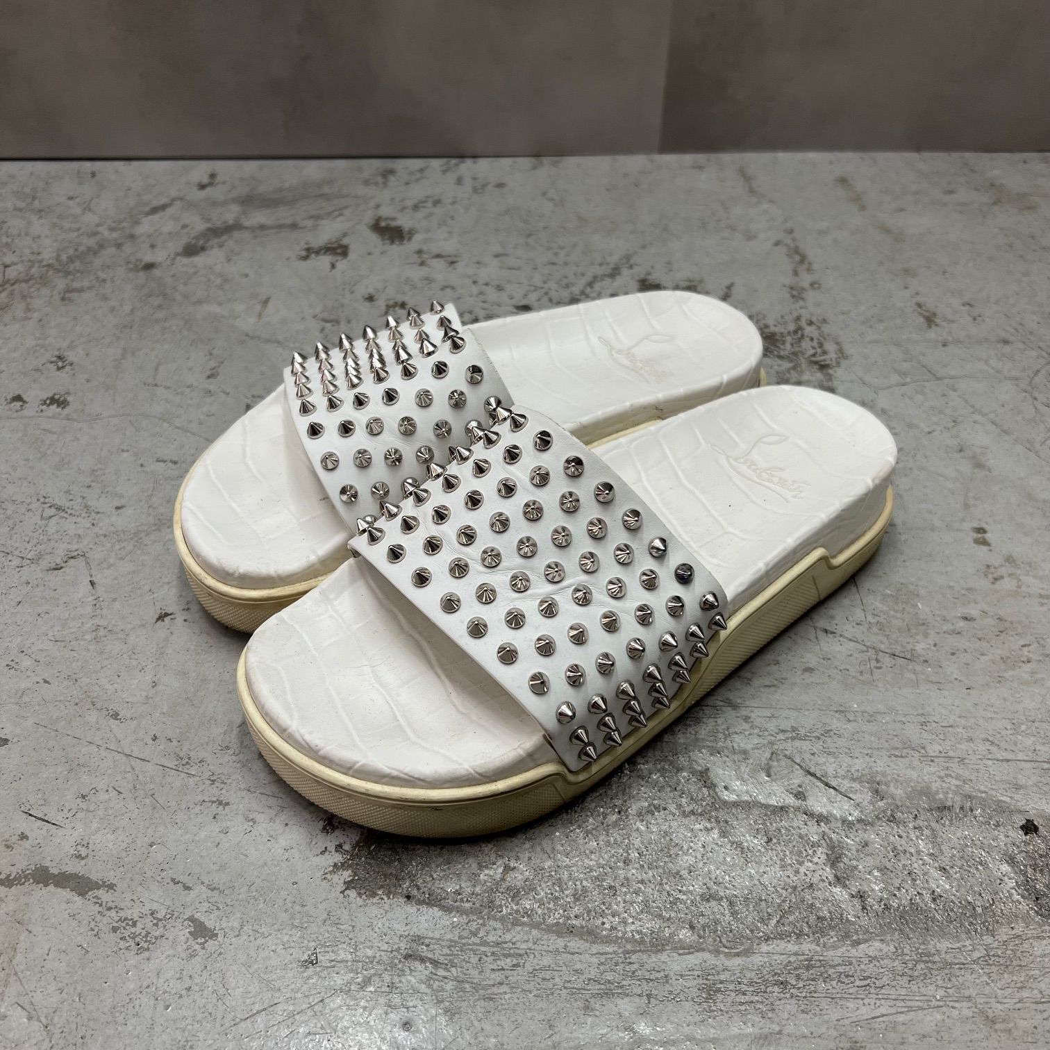 Christian Louboutin Pool Fun スパイク付レザーサンダル Christian Louboutin スタッズ サンダルPool Fun