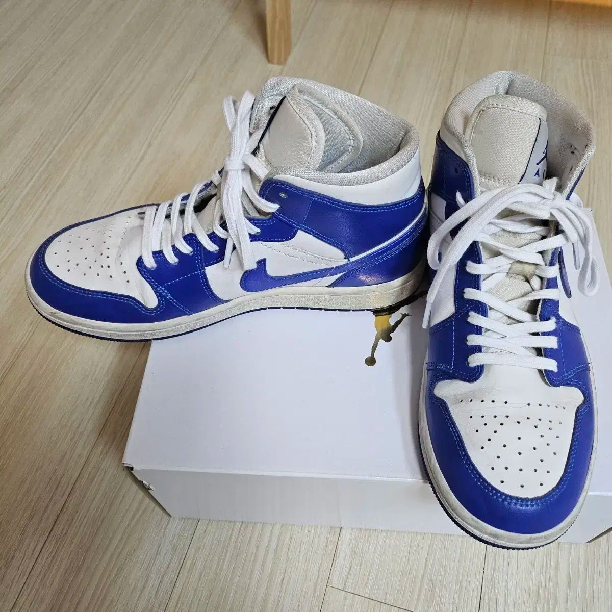 ナイキ ジョーダン1 ミッド ホワイト ハイパーロイヤル W 240 大学バスケットボール おすすめバスケットボール用品