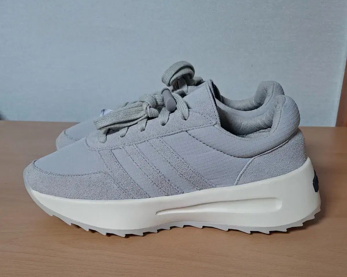 【雷市場（ポンジャン）商品韓国直送】 adidas(アディダス) FEAR OF GOD(フィアオブゴッド) 陸上競技 ロサンゼルス ランナー 235 セサミ