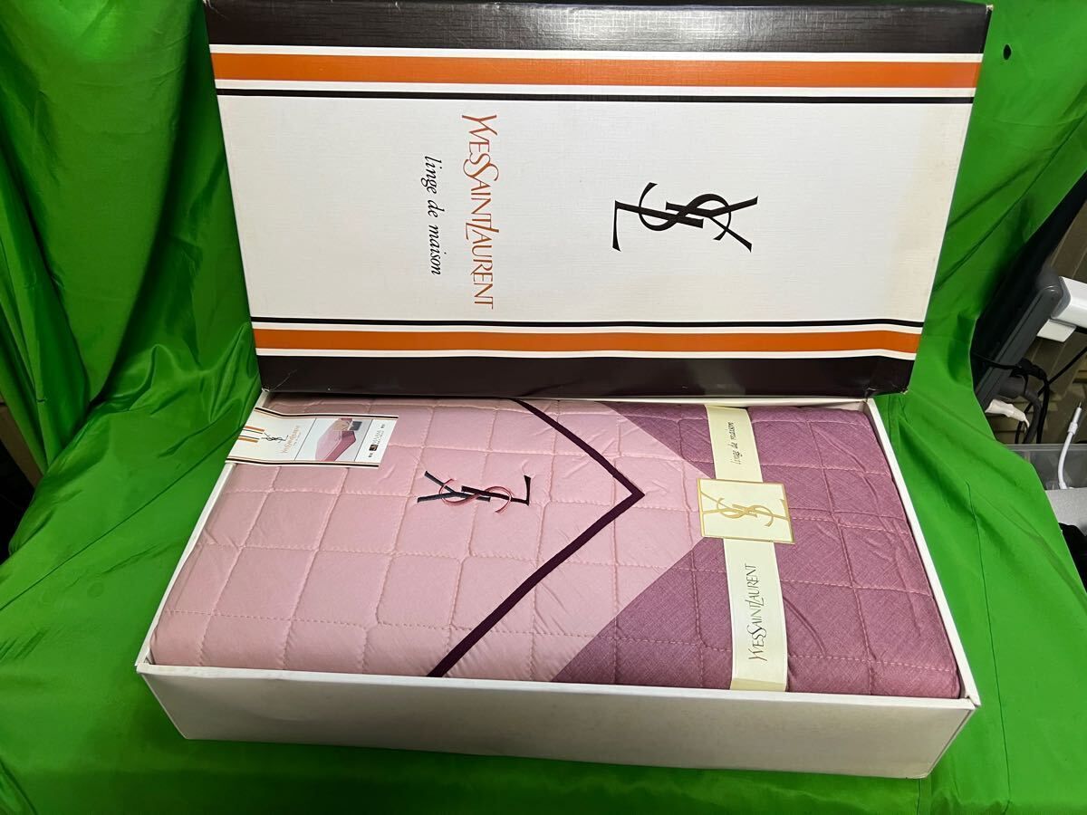 未使用Yves Saint Laurent イヴサンローラン ロゴ刺繍 中綿入り