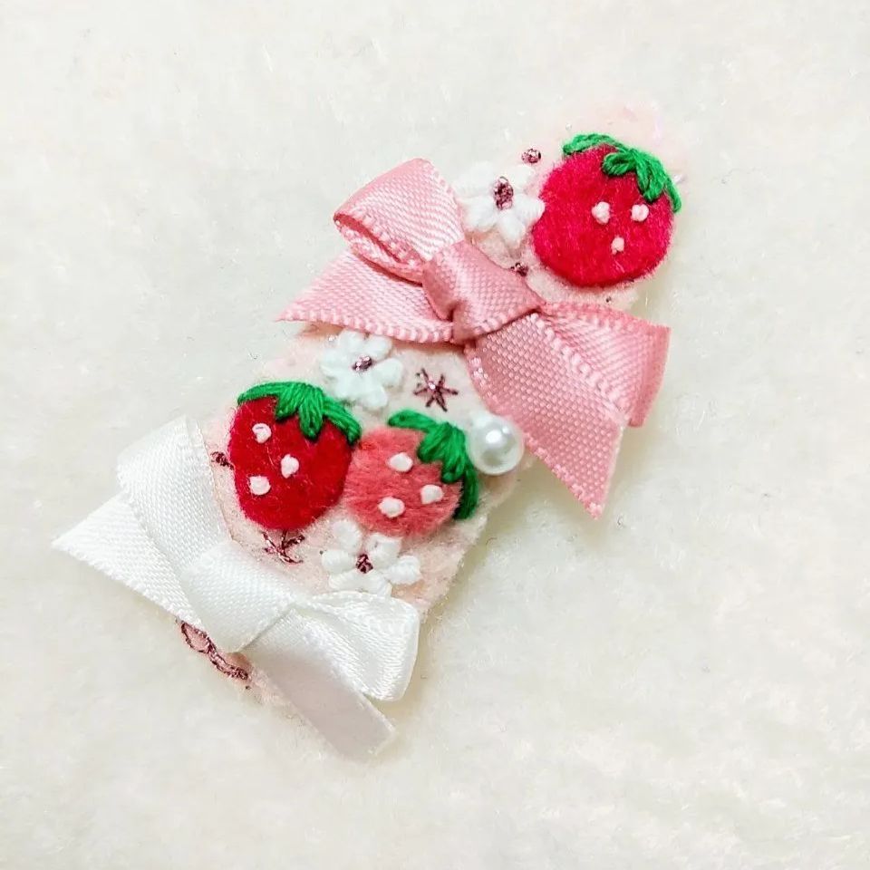 桃色うさぎといちご(^^)5センチパッチンピン♡ハンドメイド