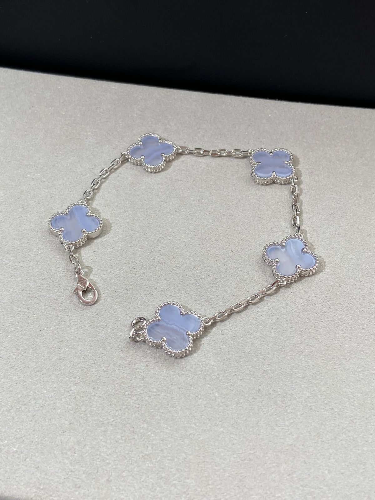 Van Cleef - Arpels ヴァンクリーフ＆アーペルの四つ葉のクローバーとカルセドニーの五花のブレスレット-WTO輸入1