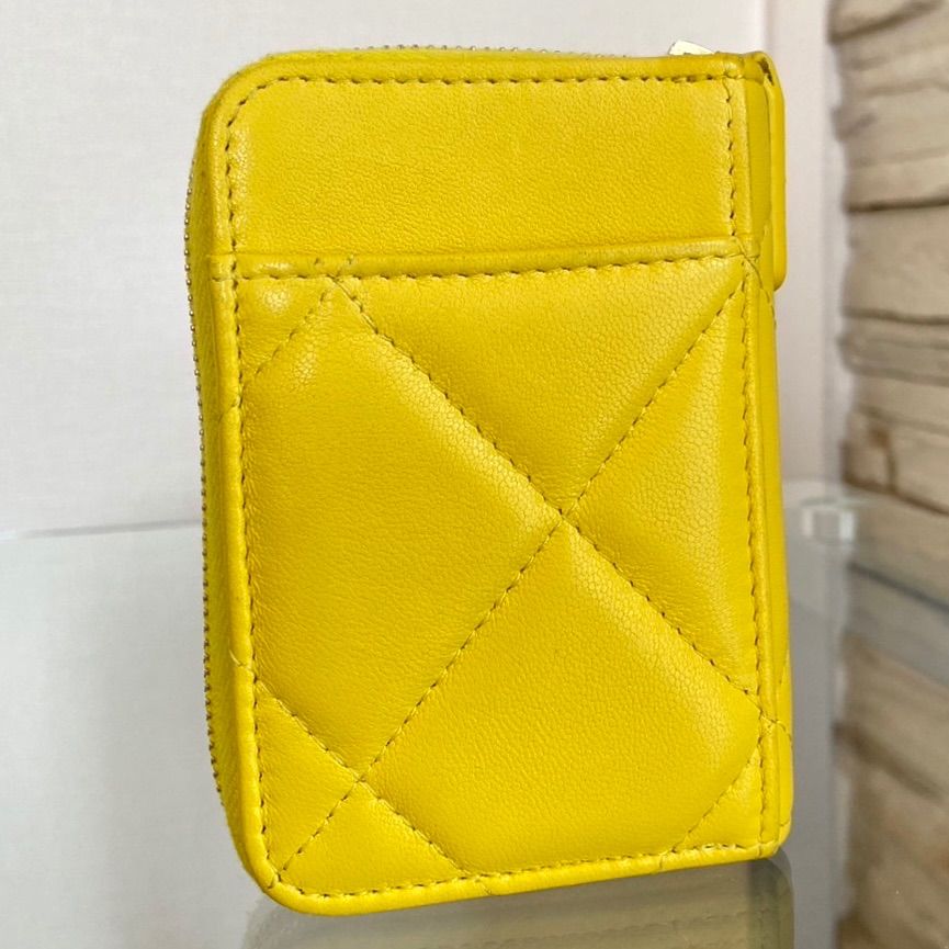 CHANEL】 19 フラグメントケース イエロー 黄色 チェーンロゴ - メルカリ 