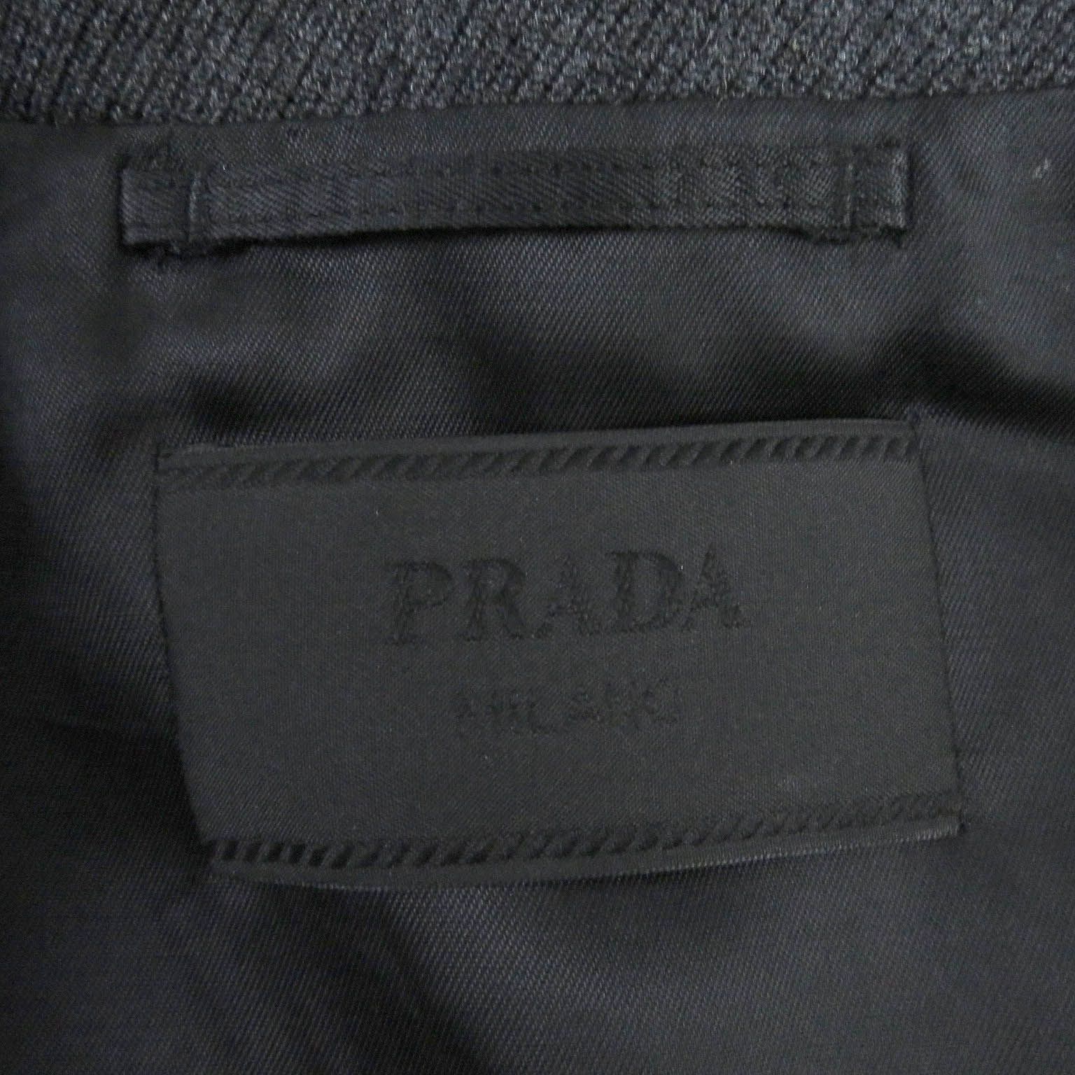 極美品□PRADA プラダ 23AW SGC362 トライアングルロゴ フライフロント 比翼仕立て ウールブルゾンジャケット グレー 48 イタリア製 正規品 メンズ 定価440,000円